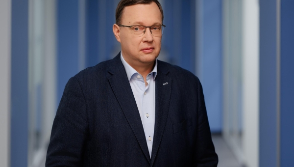 Transpordiameti teehoiuteenistuse lõuna osakonna juhataja Janar Taal palub Võrumaa saanisõpradel rallitada viisakalt ja jätta oranžid markiirpostid mahasõitmise korral valesse kohta püsti panemata.